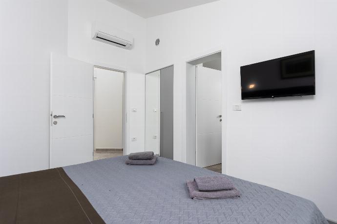 Double bedroom with en suite bathroom, A/C, and TV . - Villa LM . (Galleria fotografica) }}