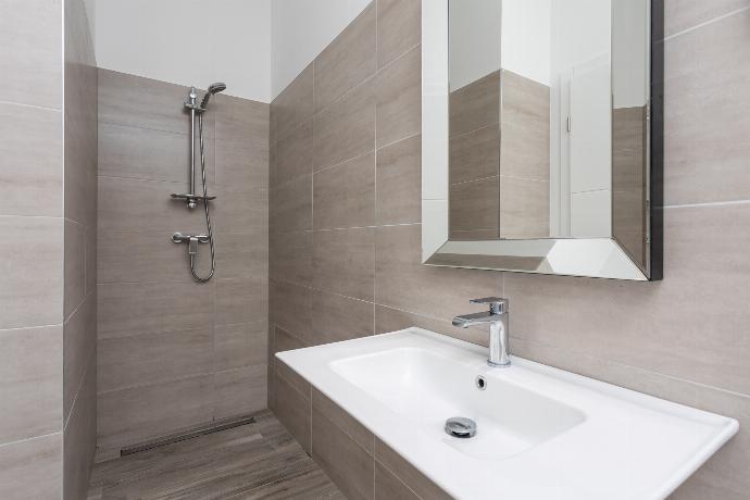 En suite bathroom with shower . - Villa LM . (Galleria fotografica) }}