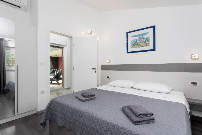 Double bedroom with en suite bathroom, A/C, and TV . - Villa LM . (Photo Gallery) }}