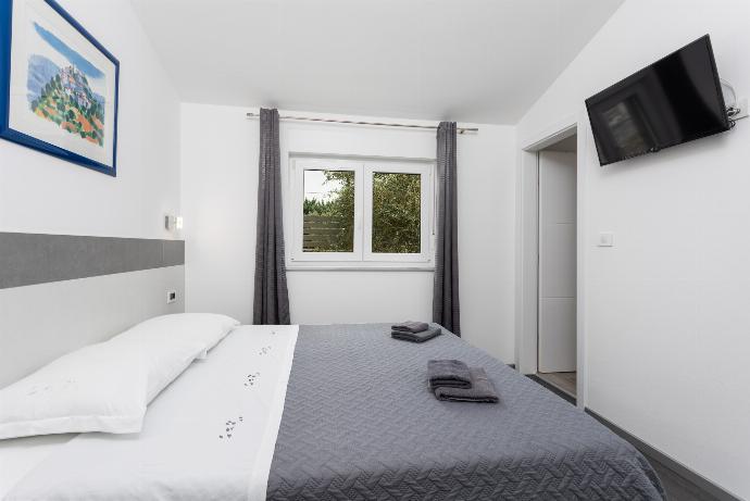 Double bedroom with en suite bathroom, A/C, and TV . - Villa LM . (Photo Gallery) }}
