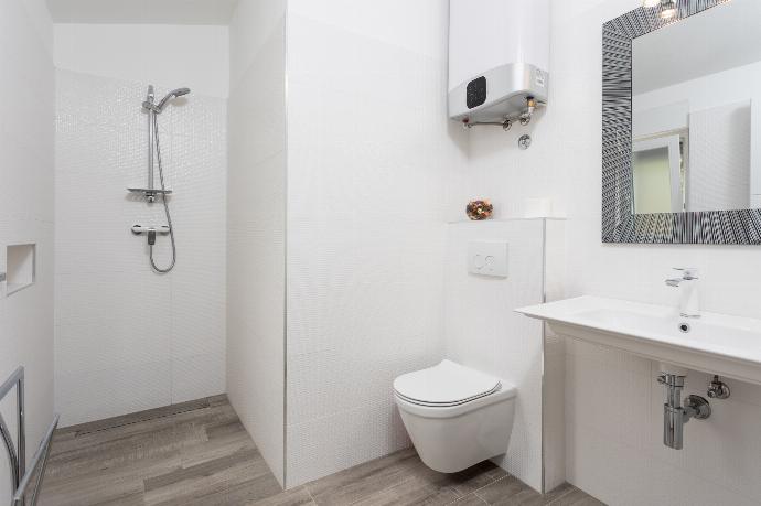 En suite bathroom with shower . - Villa LM . (Fotogalerie) }}