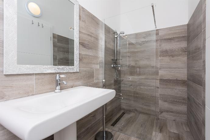 En suite bathroom with shower . - Villa LM . (Photo Gallery) }}