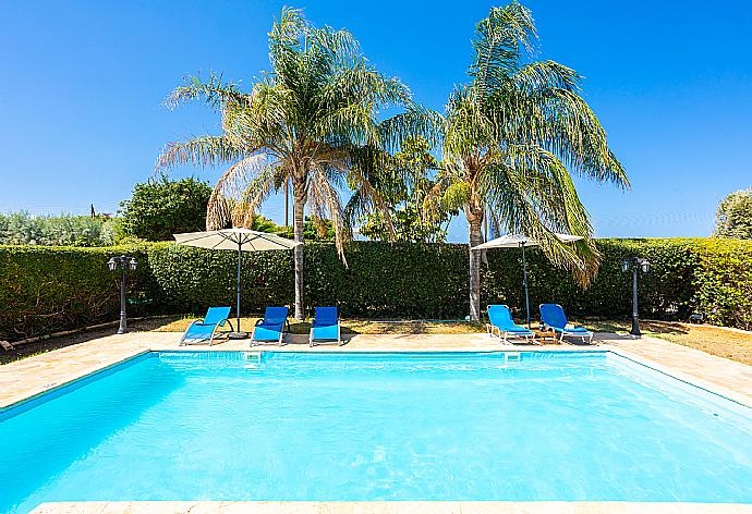 Private pool and terrace . - Villa Tsikkos Ena . (Галерея фотографий) }}