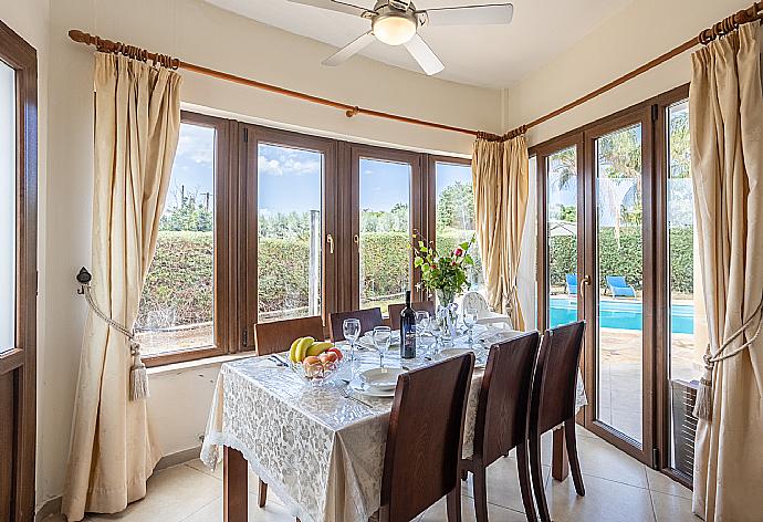 Equipped kitchen . - Villa Tsikkos Ena . (Fotogalerie) }}