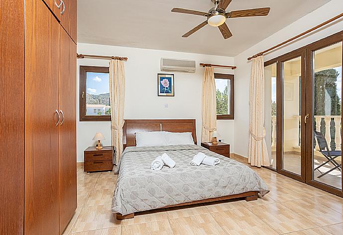 Double bedroom with en suite bathroom, A/C, and upper terrace access . - Villa Tsikkos Ena . (Photo Gallery) }}