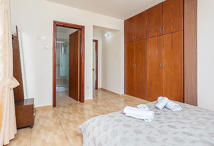 Double bedroom with en suite bathroom, A/C, and upper terrace access . - Villa Tsikkos Ena . (Galerie de photos) }}