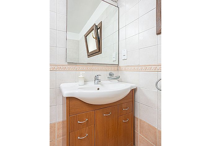 En suite bathroom with shower . - Villa Tsikkos Ena . (Photo Gallery) }}