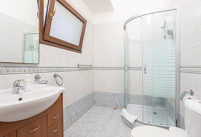 En suite bathroom with shower . - Villa Tsikkos Ena . (Galerie de photos) }}