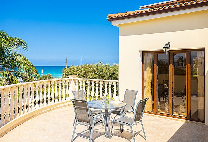 Upper terrace area with sea views . - Villa Tsikkos Ena . (Galería de imágenes) }}