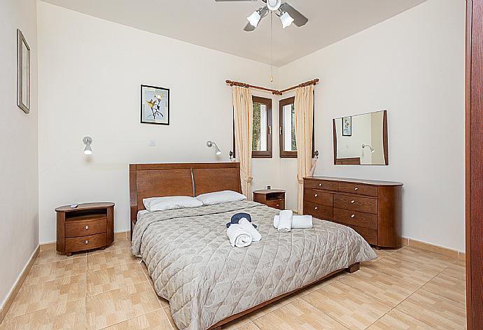 Double bedroom with en suite bathroom and A/C . - Villa Tsikkos Ena . (Галерея фотографий) }}