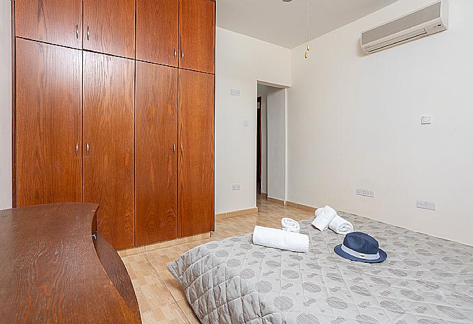 Double bedroom with en suite bathroom and A/C . - Villa Tsikkos Ena . (Photo Gallery) }}