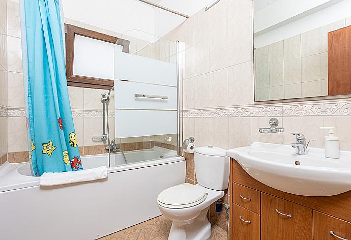 En suite bathroom with bath and shower . - Villa Tsikkos Ena . (Галерея фотографий) }}