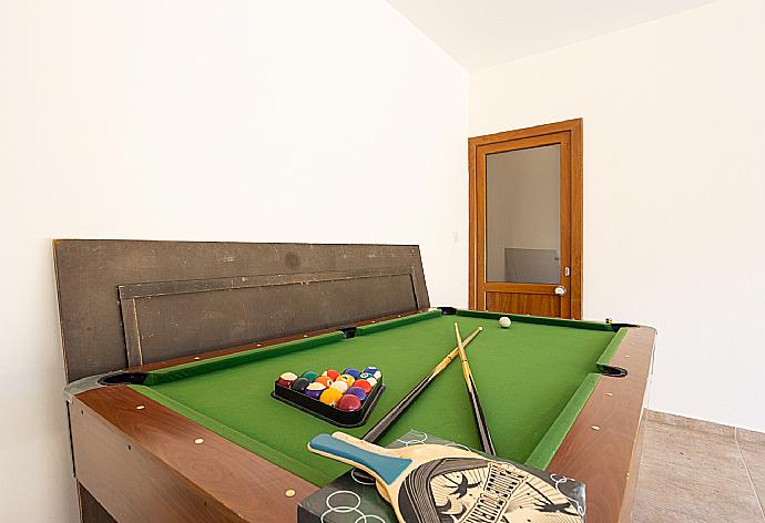 Pool table . - Villa Tsikkos Ena . (Galería de imágenes) }}