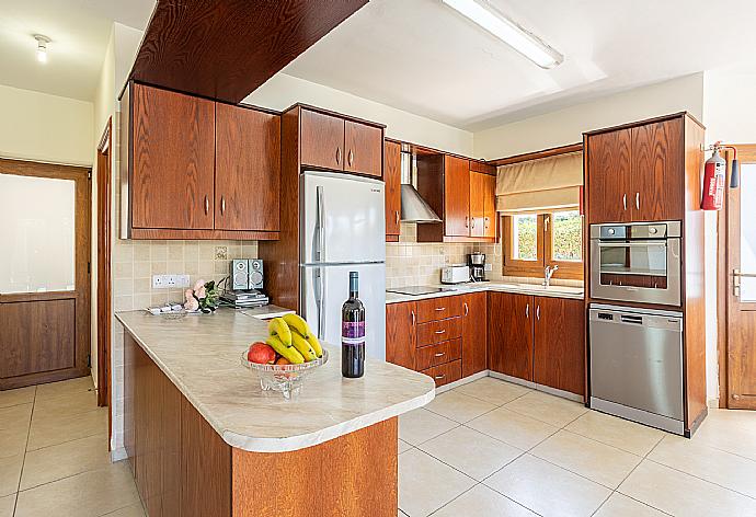 Equipped kitchen . - Villa Tsikkos Tessera . (Fotogalerie) }}