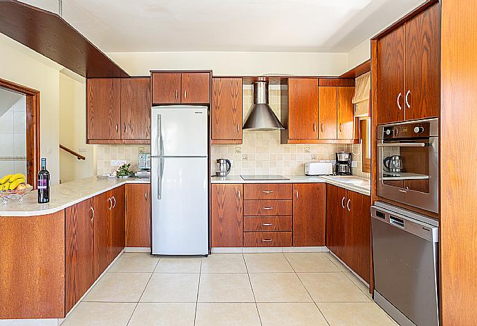 Equipped kitchen . - Villa Tsikkos Tessera . (Fotogalerie) }}