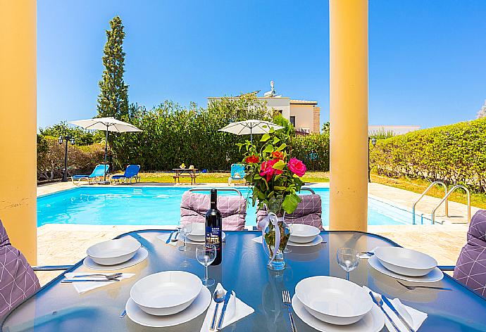 Sheltered terrace . - Villa Tsikkos Tessera . (Photo Gallery) }}