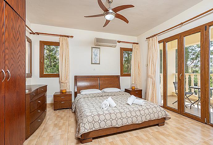 Double bedroom with en suite bathroom, A/C, and upper terrace access . - Villa Tsikkos Tessera . (Fotogalerie) }}