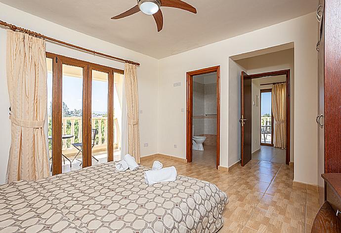 Double bedroom with en suite bathroom, A/C, and upper terrace access . - Villa Tsikkos Tessera . (Галерея фотографий) }}