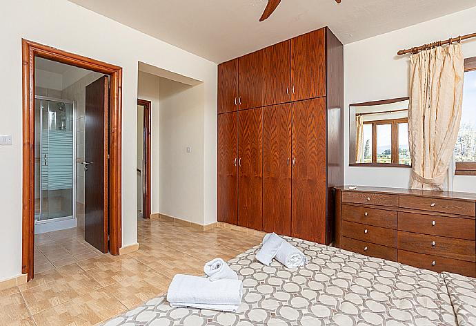 Double bedroom with en suite bathroom, A/C, and upper terrace access . - Villa Tsikkos Tessera . (Photo Gallery) }}