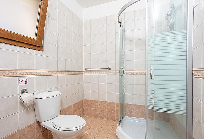 En suite bathroom with shower . - Villa Tsikkos Tessera . (Galleria fotografica) }}