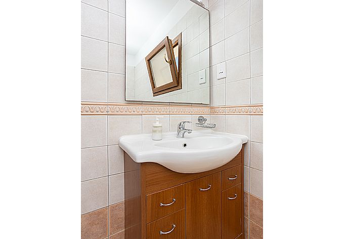 En suite bathroom with shower . - Villa Tsikkos Tessera . (Photo Gallery) }}