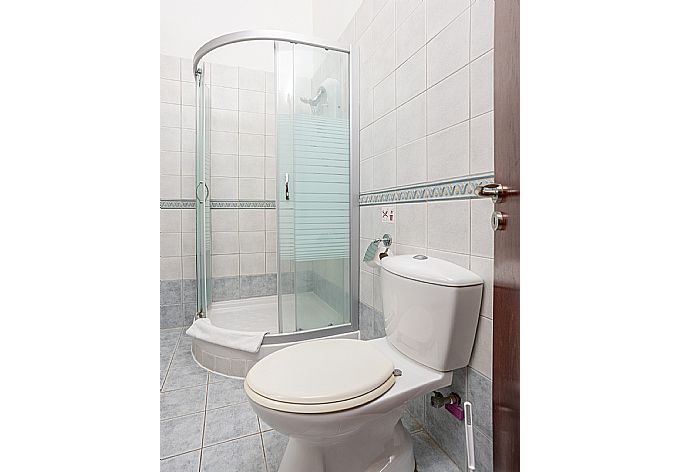 En suite bathroom with shower . - Villa Tsikkos Tessera . (Photo Gallery) }}