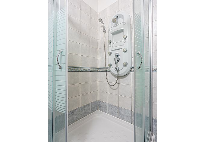 En suite bathroom with shower . - Villa Tsikkos Tessera . (Galería de imágenes) }}