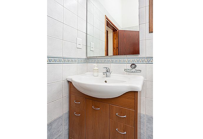 En suite bathroom with shower . - Villa Tsikkos Tessera . (Photo Gallery) }}