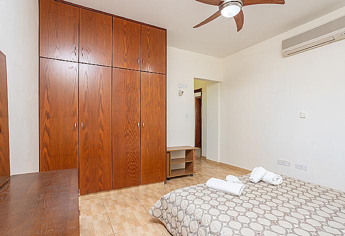 Double bedroom with en suite bathroom and A/C . - Villa Tsikkos Tessera . (Галерея фотографий) }}