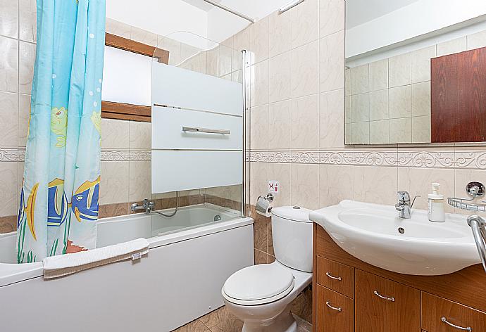 En suite bathroom with bath and shower . - Villa Tsikkos Tessera . (Galleria fotografica) }}