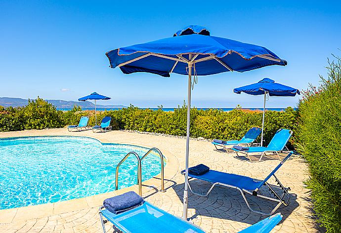 Private pool, terrace, and garden with sea views . - Blue Bay Villa Nicole . (Galería de imágenes) }}