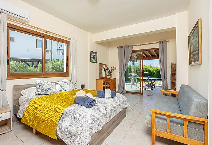 Double bedroom with en suite bathroom, A/C, and terrace access . - Blue Bay Villa Nicole . (Галерея фотографий) }}