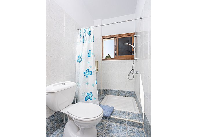 En suite bathroom with shower . - Blue Bay Villa Nicole . (Photo Gallery) }}