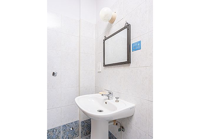 En suite bathroom with shower . - Blue Bay Villa Nicole . (Galleria fotografica) }}