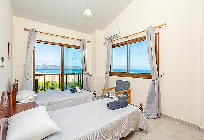 Twin bedroom with A/C, sea views, and balcony access . - Blue Bay Villa Nicole . (Galerie de photos) }}