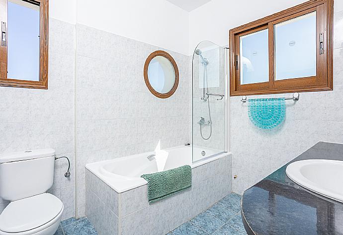 Family bathroom with bath and shower . - Blue Bay Villa Nicole . (Fotogalerie) }}