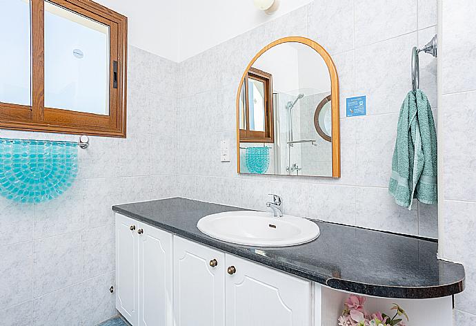 Family bathroom with bath and shower . - Blue Bay Villa Nicole . (Fotogalerie) }}