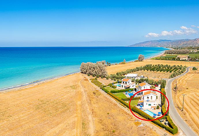 Aerial view showing location of Blue Bay Villa Thea . - Blue Bay Villa Thea . (Galería de imágenes) }}