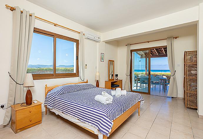 Double bedroom with en suite bathroom, A/C, and sea views . - Blue Bay Villa Thea . (Fotogalerie) }}