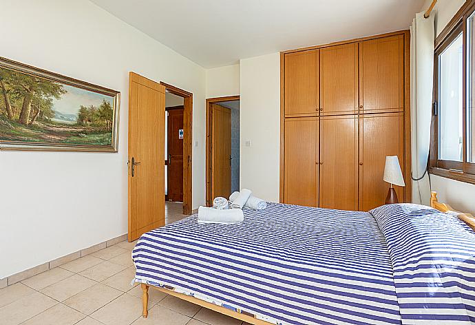 Double bedroom with en suite bathroom, A/C, and sea views . - Blue Bay Villa Thea . (Галерея фотографий) }}