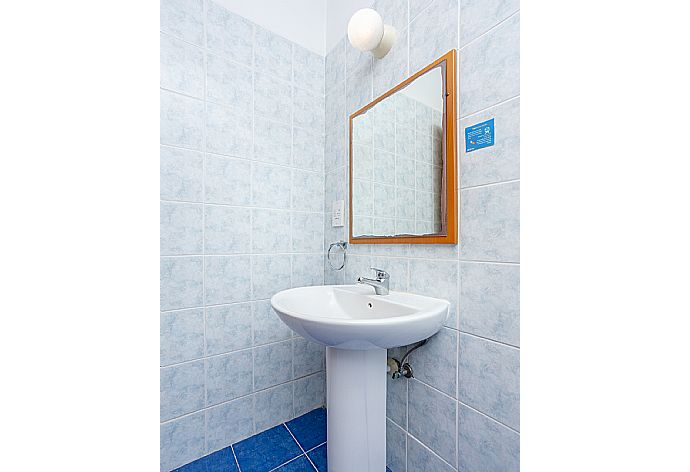 En suite bathroom with shower . - Blue Bay Villa Thea . (Galleria fotografica) }}