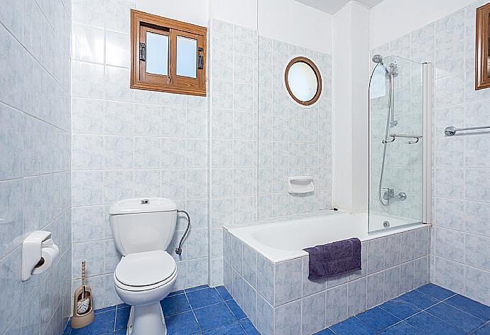 Family bathroom with bath and shower . - Blue Bay Villa Thea . (Fotogalerie) }}