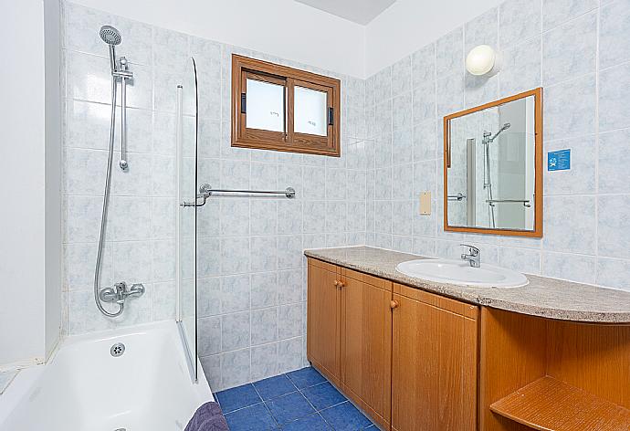 Family bathroom with bath and shower . - Blue Bay Villa Thea . (Galería de imágenes) }}