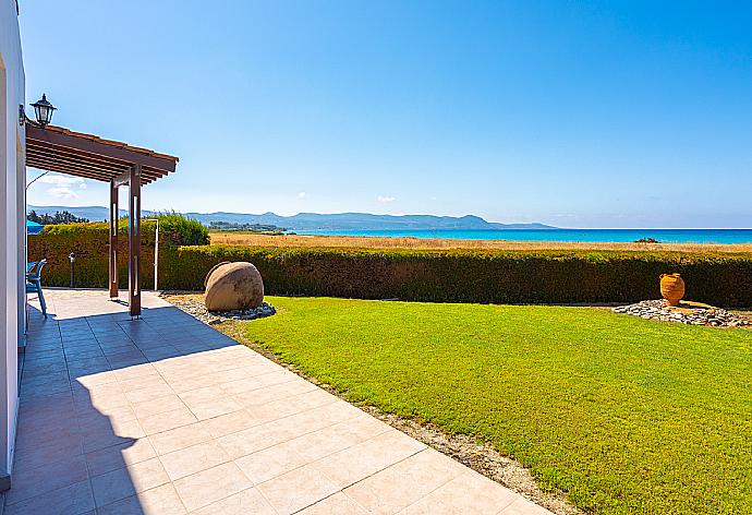 Garden area . - Blue Bay Villa Thea . (Fotogalerie) }}