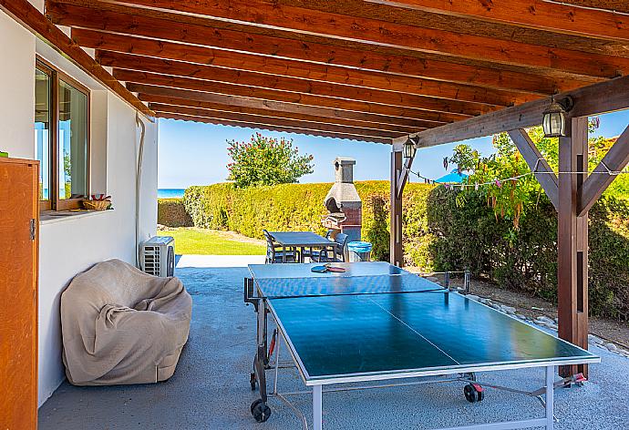 Terrace area with table tennis . - Blue Bay Villa Thea . (Galleria fotografica) }}