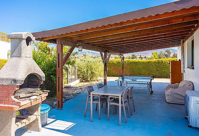 Terrace area with BBQ . - Blue Bay Villa Thea . (Fotogalerie) }}