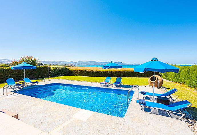 Private pool, terrace, and garden with sea views . - Blue Bay Villa Dimitris . (Галерея фотографий) }}