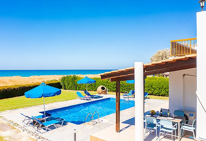Private pool, terrace, and garden with sea views . - Blue Bay Villa Dimitris . (Fotogalerie) }}