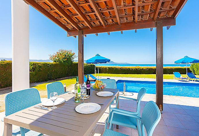 Sheltered terrace area . - Blue Bay Villa Dimitris . (Galerie de photos) }}