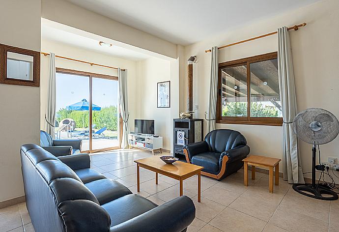 Open-plan living room with sofas, dining area, kitchen, A/C, WiFi internet, and satellite TV . - Blue Bay Villa Dimitris . (Fotogalerie) }}